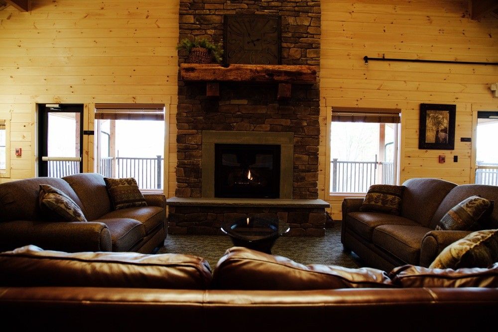 hne-lakeview-lodge-great-room-1k